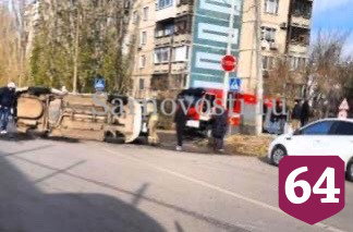 В Саратове после ДТП опрокинулось такси