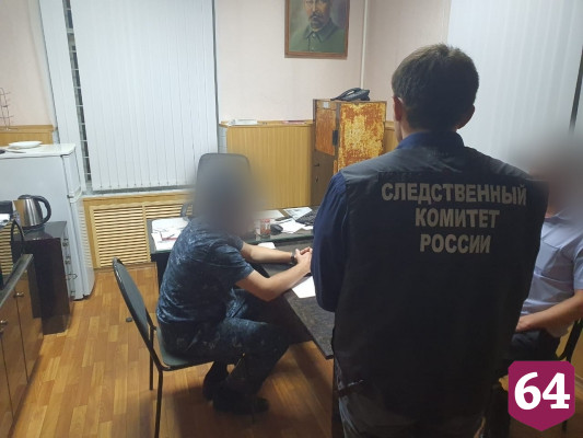 Сотрудник УФСИН за взятки пронес заключенному часы и телефон