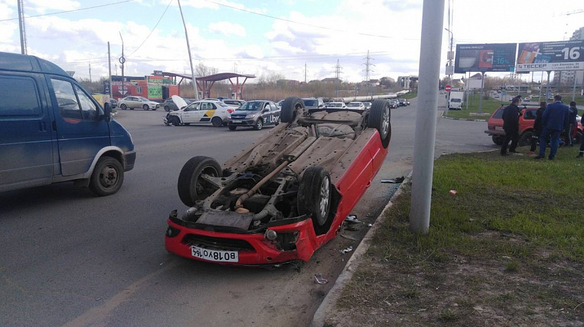 В Саратове легковушка опрокинулась после ДТП с такси