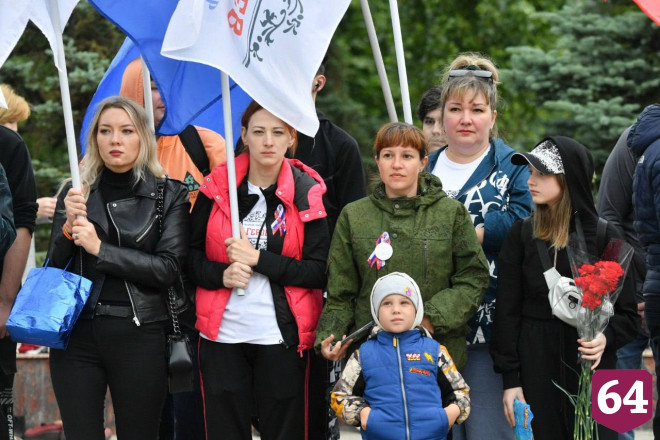 В парке Победы Саратова подняли флаг и исполнили гимн 
