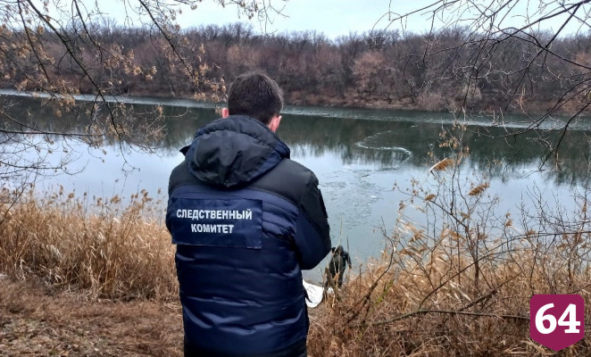 Под Саратовом родственники нашли в реке тело рыбака