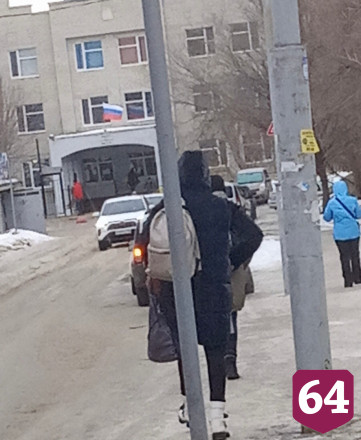 Жители Саратова сравнили путь к школе с Ледовым побоищем