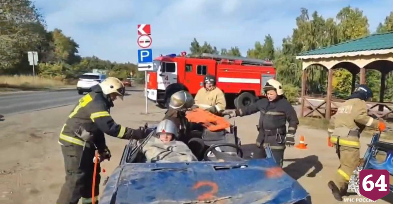 В Саратове пожарные разрезали крышу «Жигулей» для спасения пострадавших в ДТП