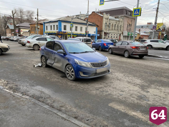 На перекрестке в центре Саратова произошла массовая авария