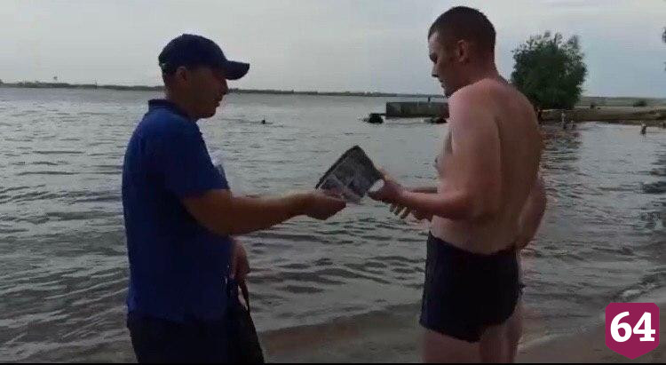 Спасатели в громкоговоритель попросили саратовцев не выпивать на пляже
