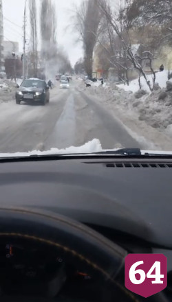 Автомобилисты пожаловались на ледяную кашу в центре Саратова