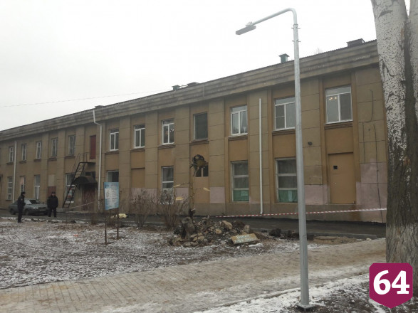 Молодой мужчина сорвался с крыши ДК и разбился насмерть 
