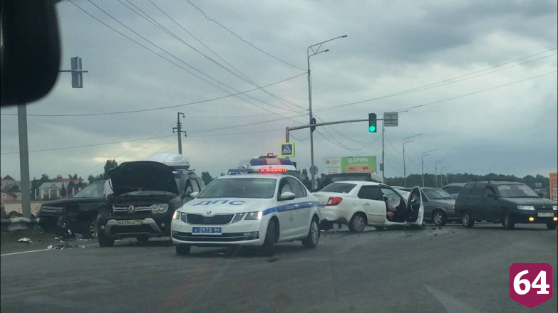 Рядом с «Лентой» в Саратове произошла массовая авария