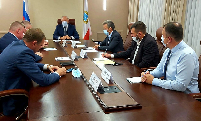 Губернатор потребовал решить проблемы с автобусами в Саратове
