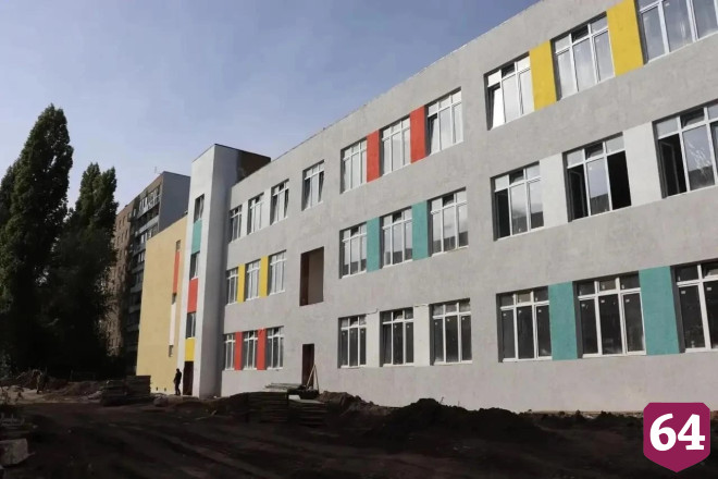 В Саратове подрядчик завершил фасадные работы в новом корпусе школы