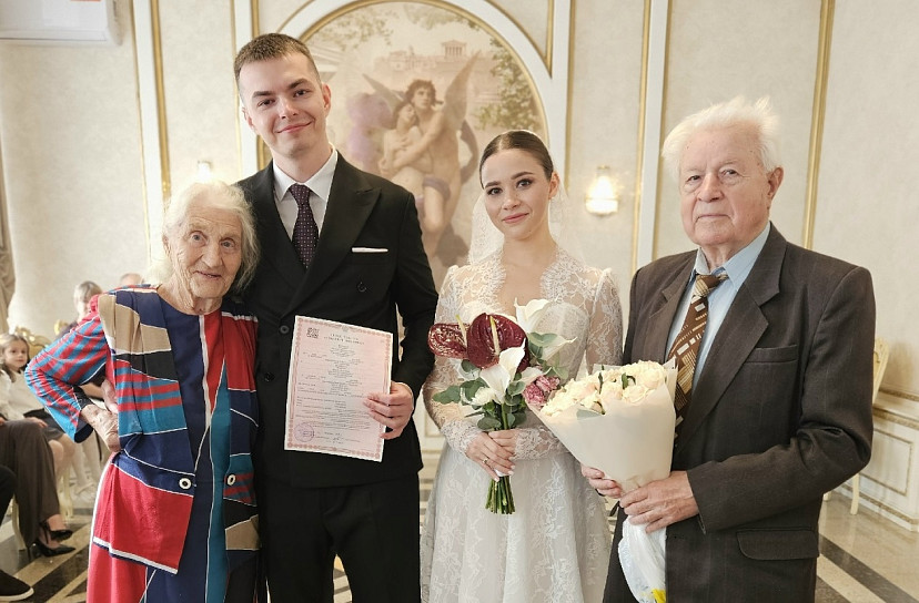 В Саратове молодоженов напутствовали отметившие 65-летие брака супруги  