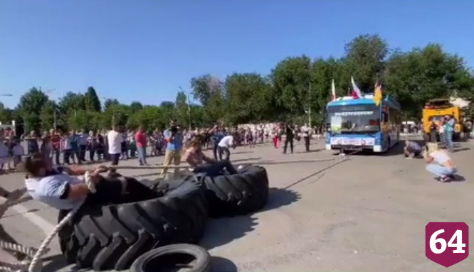 Российские силачи поставили в Энгельсе рекорд по тяге троллейбуса 