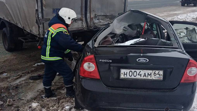 Водитель иномарки протаранил грузовик под Саратовом и погиб