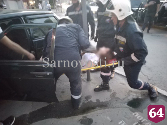 В центре Саратова девушка сломала бедро в ДТП