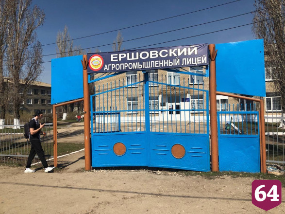 В лицее под Саратовом шьют одежду и подушки для бойцов СВО