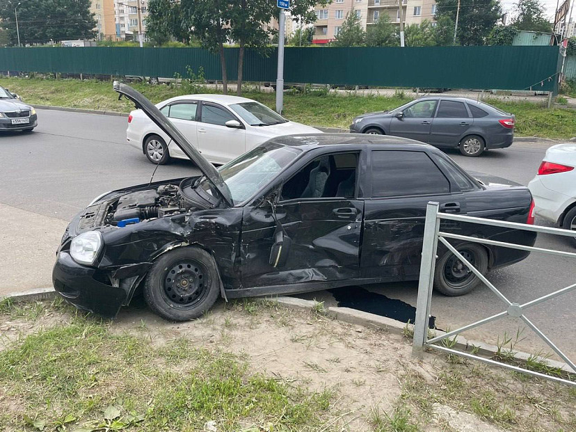 Молодая пара травмировалась в аварии на Антонова