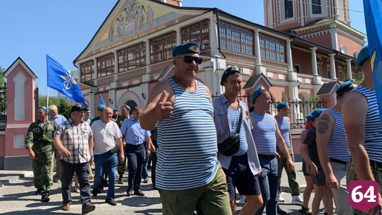 В Саратове День ВДВ отметили с оркестром