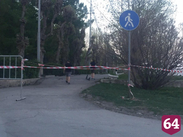 В Саратове на набережной восстановили запрещающие ленты