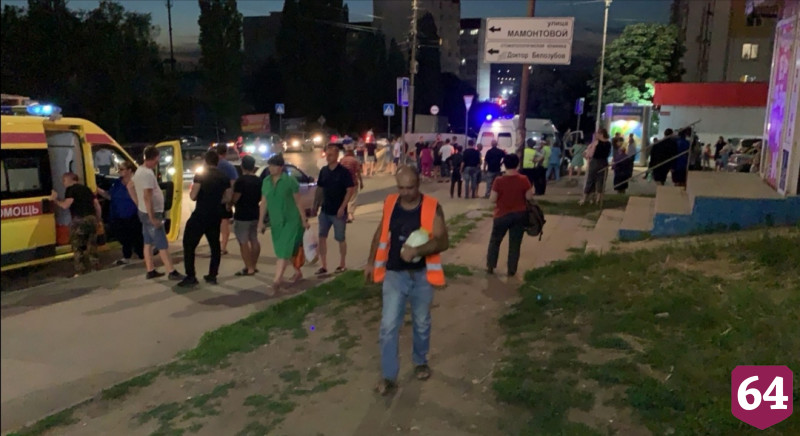В Саратове пьяный водитель иномарки сбил пешехода и врезался в кучу щебня