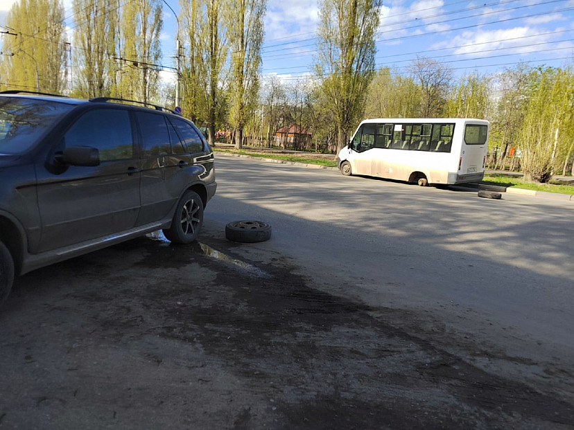 Под Саратовом оторвавшееся у маршрутки колесо влетело в BMW