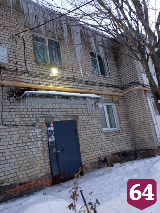 Саратовцы назвали «тихим ужасом» сосульки длиной с этаж