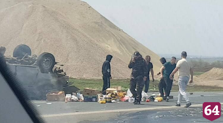 В Саратове «буханка» опрокинулась после столкновения с фурой
