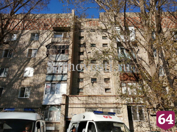 В Энгельсе рабочий сорвался с крыши 5-этажного дома и выжил