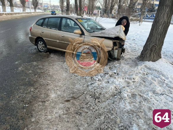 Мужчина пострадал в ДТП с деревом в Саратове