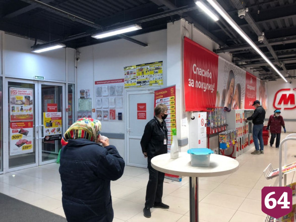 Жители Саратова стали ходить за продуктами в масках