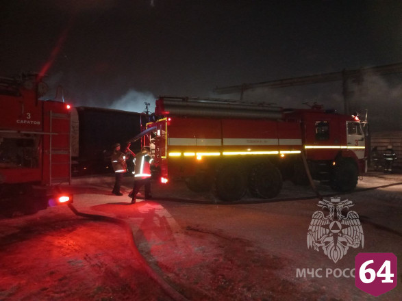 В Саратове горели склады с древесиной