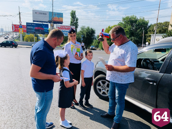 В День знаний школьники на дороге читали водителям стихи 