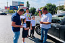 В День знаний школьники на дороге читали водителям стихи 