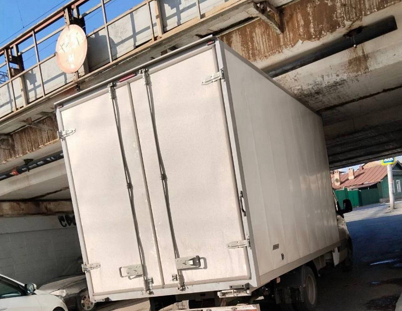 «Мост глупости» в Саратове «поймал» очередной грузовик