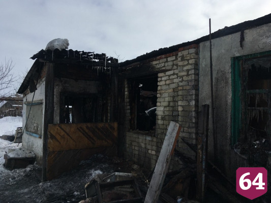 Возбуждено дело по факту гибели 4 человек на пожаре под Саратовом
