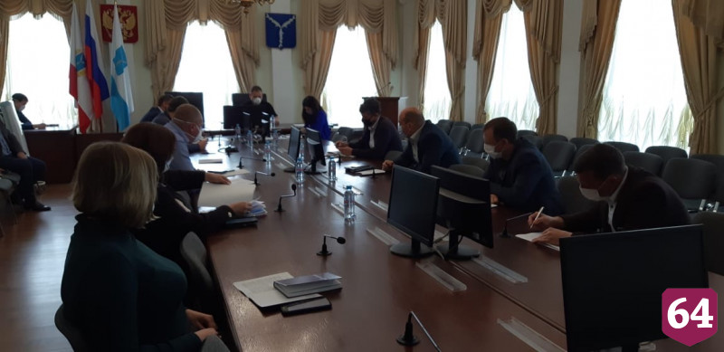 Коммунальщики пожаловались на перекрывшие доступ в подвалы УК