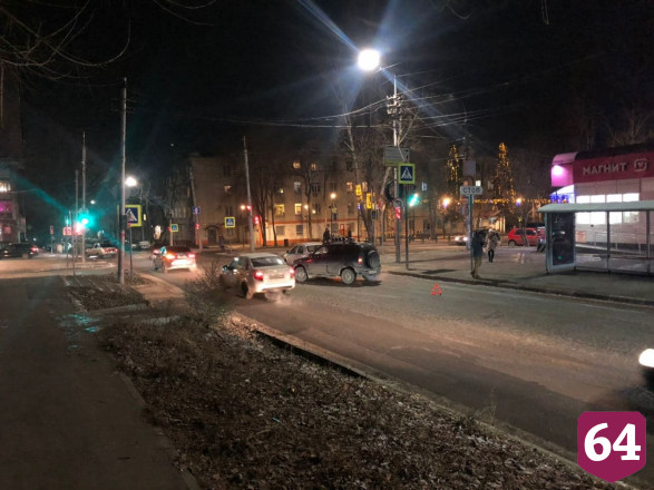 Внедорожник протаранил иномарку в центре Саратова