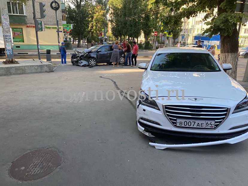 На улице Рахова иномарки столкнулись и вылетели на тротуар