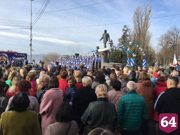 День космонавтики в Саратове открыли митингом у памятника Гагарину 
