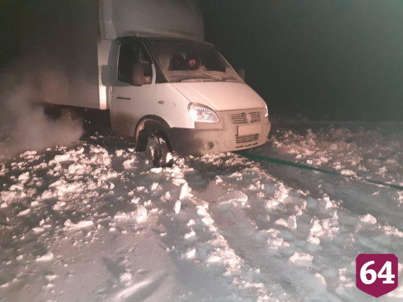 Водитель грузовика застрял на заснеженном поле