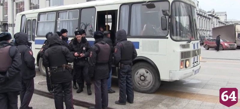 Саратовские полицейские ловили нелегалов в кафе и на рынке