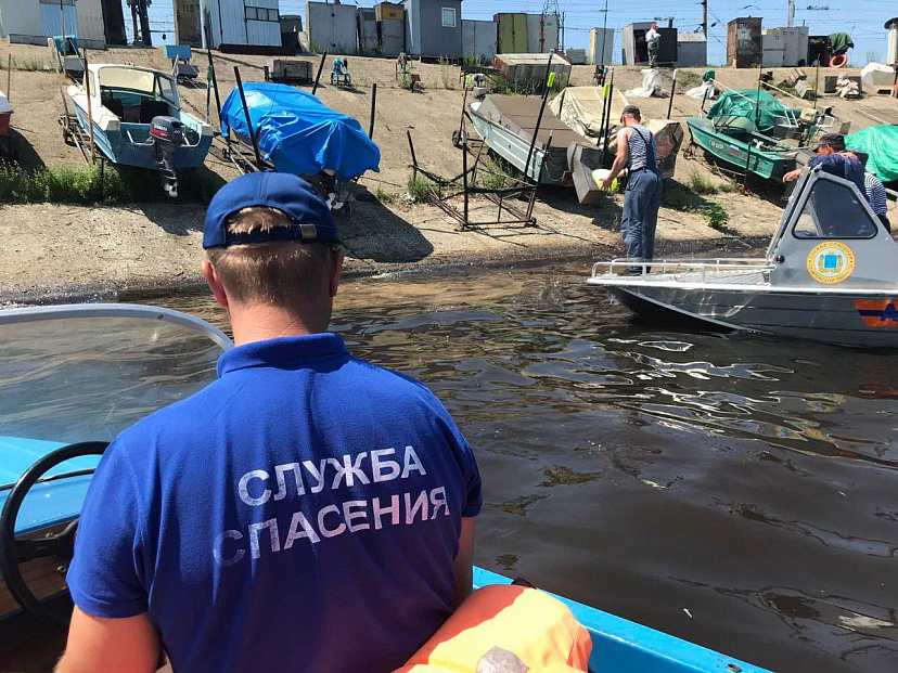 У лодочной базы Саратова в Волге обнаружили нефтяные пятна