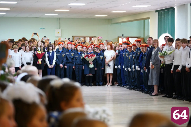 Губернатор в День знаний поздравил учеников и педагогов саратовского лицея 