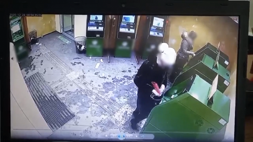Женщина украла деньги из банкомата и попала на камеры