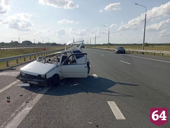 Водитель «Оки» пострадал в аварии на трассе в Саратовской области