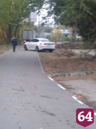 В Саратове автохамы ездят по тротуару и сигналят пешеходам