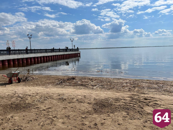 В Саратове чистят дно и песок пляжа