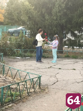 Саратовцы осудили бабушку с внучкой за сорванные с клумбы цветы 