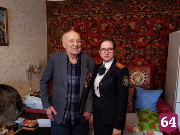 Саратовские следователи перед Новым годом навестили ветерана Анатолия Иночкина