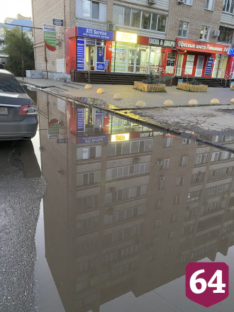 Двор в Энгельсе заливают зловонные фонтаны