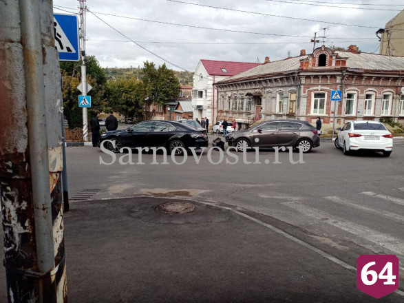 Свадебные кортежи попали в массовую аварию в центре Саратова